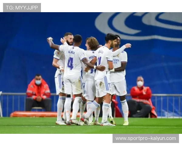 “毕尔巴鄂门将乌奈-西蒙扑出巴黎近距离射门,力保平局” “毕尔巴鄂门将乌奈-西蒙扑出巴黎近距离射门,力保平局”