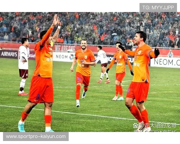 中足联颁奖礼首次覆盖三级联赛，瓦科、彭啸分获中超、中乙最佳青年球员